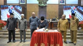 Gubernur Mahyeldi saat Sidang Paripurna Pengambilan Keputusan Rancangan KUA-PPAS 2024 di DPRD Sumbar, Senin (14/8/2023). (adpsb)