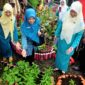 Ketua TP PKK Pasbar, Ny. Titi Hamsuardi bersama rombongan meninjau salah satu kelompok Dasawisma di Nagari Lingkuang Aua Barat, Kecamatan Pasaman. (Diskominfo Pasbar)