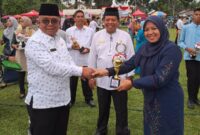 Sekda Agam Edi Busti menyerahkan hadiah kepada pemenang lomba. (AMC Agam)