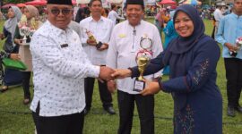 Sekda Agam Edi Busti menyerahkan hadiah kepada pemenang lomba. (AMC Agam)