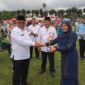 Sekda Agam Edi Busti menyerahkan hadiah kepada pemenang lomba. (AMC Agam)