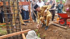Wali Kota Pariaman Genius Umar meletakan batu pertama pembangunan Surau Al-Hidayah, Senin (14/8/2023). (Diskominfo Pariaman)