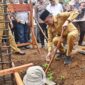 Wali Kota Pariaman Genius Umar meletakan batu pertama pembangunan Surau Al-Hidayah, Senin (14/8/2023). (Diskominfo Pariaman)