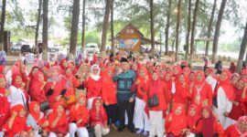 Wali Kota Padang Hendri Septa saat bersilaturahmi dengan Keluarga Penerima Manfaat (KPM) Program Keluarga Harapan (PKH) di kawasan wisata Pantai Ujung Batu, Pasie Nan Tigo. (Prokopim Padang)
