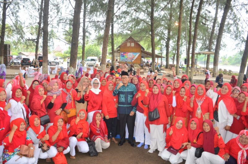 Wali Kota Padang Hendri Septa saat bersilaturahmi dengan Keluarga Penerima Manfaat (KPM) Program Keluarga Harapan (PKH) di kawasan wisata Pantai Ujung Batu, Pasie Nan Tigo. (Prokopim Padang)