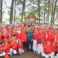 Wali Kota Padang Hendri Septa saat bersilaturahmi dengan Keluarga Penerima Manfaat (KPM) Program Keluarga Harapan (PKH) di kawasan wisata Pantai Ujung Batu, Pasie Nan Tigo. (Prokopim Padang)