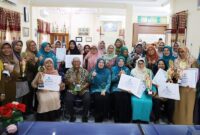 Ketua TP PKK Kota Pariaman, Ny. Lucyanel Genius saat penyerahan hadiah, Senin (14/8/2023). (Diskominfo Pariaman)
