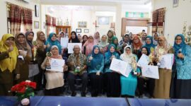 Ketua TP PKK Kota Pariaman, Ny. Lucyanel Genius saat penyerahan hadiah, Senin (14/8/2023). (Diskominfo Pariaman)