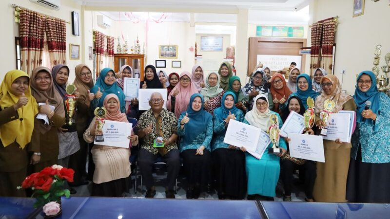 Ketua TP PKK Kota Pariaman, Ny. Lucyanel Genius saat penyerahan hadiah, Senin (14/8/2023). (Diskominfo Pariaman)