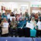 Ketua TP PKK Kota Pariaman, Ny. Lucyanel Genius saat penyerahan hadiah, Senin (14/8/2023). (Diskominfo Pariaman)