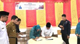 Penandatanganan kerja sama antara PKK Kota Padang dengan Kemenag Padang. (Diskominfo Padang)