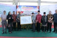 Bupati Agam Andri Warman menerima Data Desa Presisi Nagari Panampuang, Kecamatan Ampek Angkek, Kabupaten Agam. (AMC Agam)