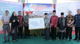 Bupati Agam Andri Warman menerima Data Desa Presisi Nagari Panampuang, Kecamatan Ampek Angkek, Kabupaten Agam. (AMC Agam)