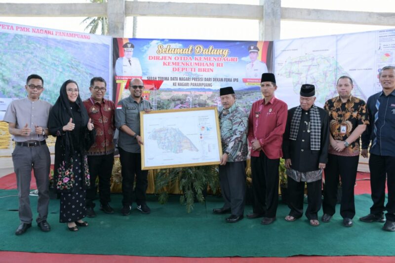 Bupati Agam Andri Warman menerima Data Desa Presisi Nagari Panampuang, Kecamatan Ampek Angkek, Kabupaten Agam. (AMC Agam)
