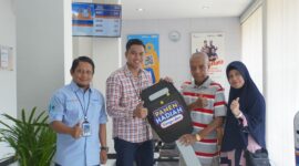 Penyerahan hadiah Grand Prize Panen Hadiah Simpedes kepada pemenang, Adrison. (Diskominfo Padang Panjang)