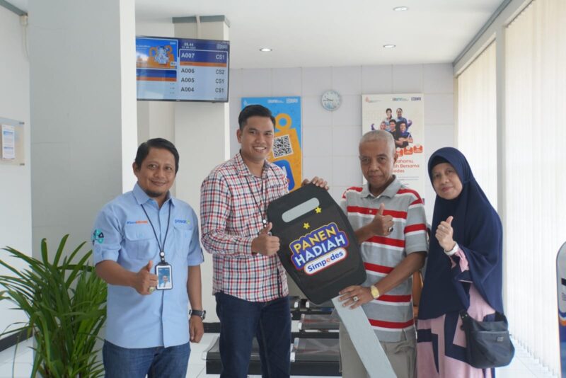 Penyerahan hadiah Grand Prize Panen Hadiah Simpedes kepada pemenang, Adrison. (Diskominfo Padang Panjang)