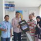 Penyerahan hadiah Grand Prize Panen Hadiah Simpedes kepada pemenang, Adrison. (Diskominfo Padang Panjang)