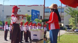 Salsa Dedi Suhendra ketika mengikuti latihan sebagai pembawa baki merah putih di Balaikota Padang, Selasa (15/8/22023). (Diskominfo Padang)