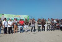 Wabup Pasbar Risnawanto bersama Kapolres AKBP Agung Basuki, Forkopimda dan lainnya melakukan aksi penanaman pohon di Pantai Sasak, Pasbar. (Diskominfo Pasbar)