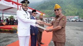 Wali Kota Padang Panjang Fadly Amran menerima penghargaan  Bintang Legiun Veteran, Kamis (17/8/2023). (Diskominfo Padang Panjang)