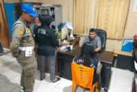 Personil Satpol PP Padang melakukan pemeriksaan terhadap individu yang terjaring razia. (Humas Satpol PP Padang)