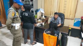 Personil Satpol PP Padang melakukan pemeriksaan terhadap individu yang terjaring razia. (Humas Satpol PP Padang)