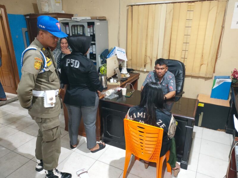 Personil Satpol PP Padang melakukan pemeriksaan terhadap individu yang terjaring razia. (Humas Satpol PP Padang)