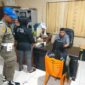 Personil Satpol PP Padang melakukan pemeriksaan terhadap individu yang terjaring razia. (Humas Satpol PP Padang)