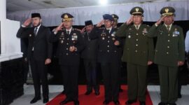 Suasana apel kehormatan dan renungan suci di TMP Kusuma Sakti, Kota Padang Panjang, Kamis (17/8) dinihari. (Diskominfo Padang Panjang)