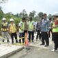 Gubernur Sumbar Mahyeldi dan rombongan meninjau proyek pembangunan Jalan Sipora Utara-Dusun Berkat, Kamis (24/8/2023). (adpsb)