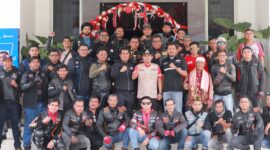 Wakil Wali Kota Solok Ramadhani Kirana Putra bersama rombongan Touring Merah Putih dari HTCI di halaman Balaikota Solok. (Prokopim Kota Solok)