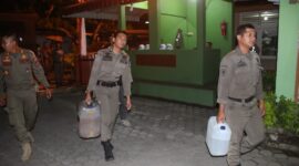Petugas Satpol PP Padang menyita tuak dari sebuah warung di Kota Padang. (Humas Satpol PP Padang)