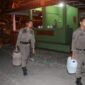 Petugas Satpol PP Padang menyita tuak dari sebuah warung di Kota Padang. (Humas Satpol PP Padang)
