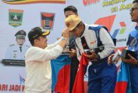 Wawako Padang Ekos Albar menyerahkan trophy kepada pemenang lomba. (HUMAS PEMKO PADANG)