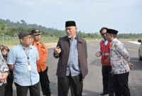 Gubernur Sumbar Mahyeldi dan rombongan ketika meninjau Bandar Udara Mentawai di Desa Rokot, Kabupaten Kepulauan Mentawai. (adpsb) 