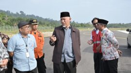 Gubernur Sumbar Mahyeldi dan rombongan ketika meninjau Bandar Udara Mentawai di Desa Rokot, Kabupaten Kepulauan Mentawai. (adpsb) 