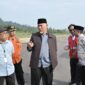 Gubernur Sumbar Mahyeldi dan rombongan ketika meninjau Bandar Udara Mentawai di Desa Rokot, Kabupaten Kepulauan Mentawai. (adpsb) 