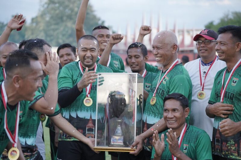 Para pemain PS. Pemprov Sumbar merayakan kemenangan usai menjuarai turnamen Sepakbola Piala Gubernur Cup 2023, Selasa (15/8/2023).  (adpsb)