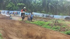 Seorang pembalap unjuk kebolehan di Brawijaya Sirkuit Sumber Agung, Pasbar. (Diskominfo Pasbar)