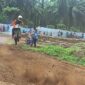 Seorang pembalap unjuk kebolehan di Brawijaya Sirkuit Sumber Agung, Pasbar. (Diskominfo Pasbar)