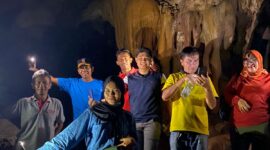 Kepala Dinas Pariwisata Kota Padang Yudi Indra Syani dan rombongan saat berada di Goa Kelelawar Indarung. (Diskominfo Padang)