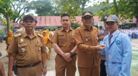 Wali Kota Padang Hendri Septa menyerakan e-KTP kepada siswa SMAN  Padang. (Prokopim Padang)