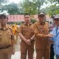 Wali Kota Padang Hendri Septa menyerakan e-KTP kepada siswa SMAN  Padang. (Prokopim Padang)