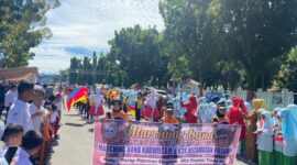 Kemeriahan pawai lomba Drumband Tingkat SD/SMP se-Pasbar, Selasa (15/8/2023). (Diskominfo Pasbar) 