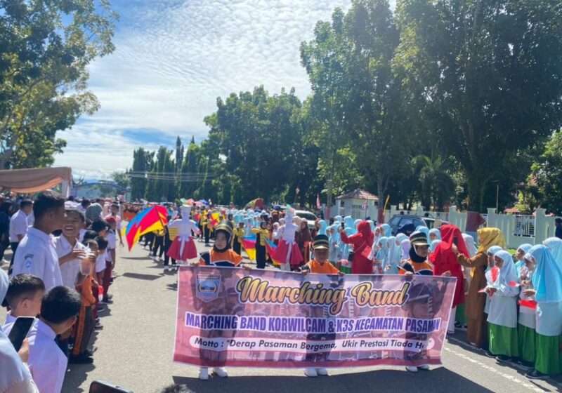 Kemeriahan pawai lomba Drumband Tingkat SD/SMP se-Pasbar, Selasa (15/8/2023). (Diskominfo Pasbar) 