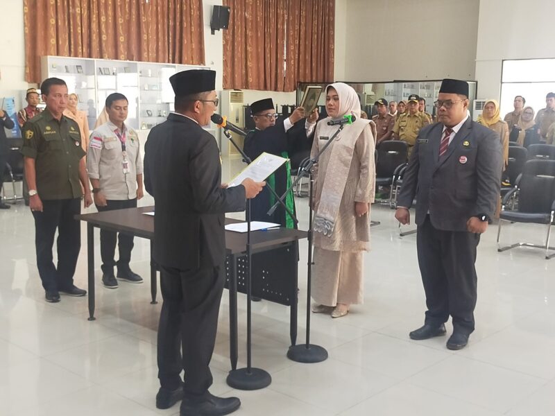 Wali Kota Padang Hendri Septa melantik pejabat eselon II, Selasa (15/8/2023). (Diskominfo Padang)