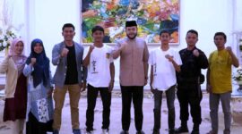 Wali Kota Padang Panjang Fadly Amran melepas dua atlet Forki Kota Padang Panjang ikuti Kejuaraan Tingkat Nasional, Jumat (25/8/2023). (Diskominfo Padang Panjang)