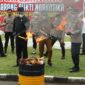 Pemusnahan barang bukti narkotika jenis ganja dan sabu di halaman Mapolresta Padang. (Prokopim Padang)