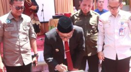 Wali Kota Padang Hendri Septa menandatangani prasasti peresmian SDN 02 Lubuk Buaya, Selasa (15/8/2023). (Diskominfo Padang)