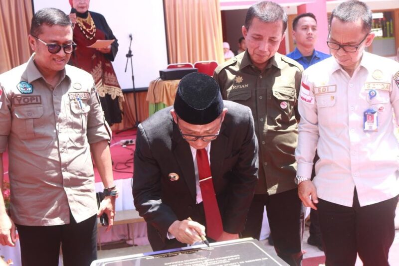 Wali Kota Padang Hendri Septa menandatangani prasasti peresmian SDN 02 Lubuk Buaya, Selasa (15/8/2023). (Diskominfo Padang)